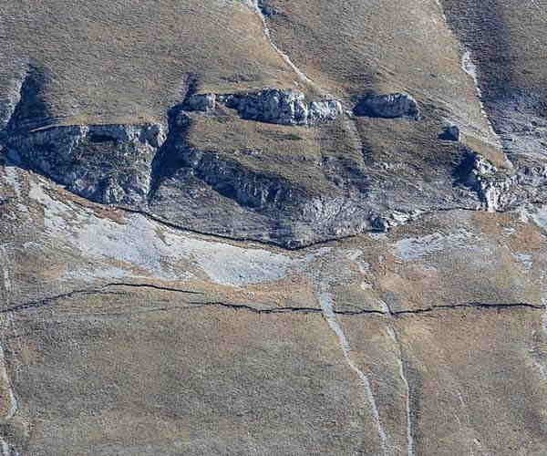 Un dettaglio della nuova frattura che si è creata sul monte Vettore 