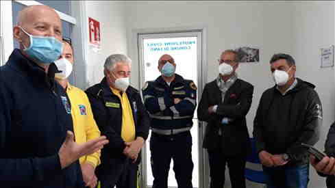 L'assessore Stefano Aguzzi in visita nei punti vaccinali di Ancona, Senigallia e Fano. “Ringraziamo i tanti volontari di Protezione civile che hanno garantito uno svolgimento della campagna vaccinale in sicurezza