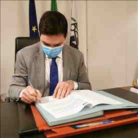 Il Presidente Francesco Acquaroli firma l'ordinanza per mitigare il flusso dei cittadini in entrata e in uscita dal territorio della provincia di Ancona