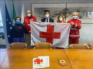 8 maggio: Festa del lavoro di soccorso dei volontari - La Croce Rossa consegna la bandiera al Presidente della Regione Acquaroli