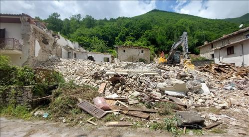 Piano di interventi per Castelsantangelo sul Nera: partite le prime demolizioni