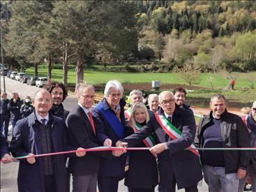 A Fiuminata gli assessori Aguzzi e Castelli inaugurano i due nuovi ponti sul fiume Potenza: “Sicurezza nelle aree del cratere sismico con i fondi del Por Fesr”