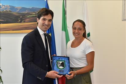 La tennista di Fermo Elisabetta Cocciaretto dopo la vittoria del WTA 250 di Losanna riceve il Picchio dal presidente Acquaroli