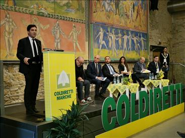 Il presidente Acquaroli al Congresso regionale di Coldiretti Marche firma la petizione contro il cibo sintetico: “Non esiste agricoltura senza legame con il territorio”