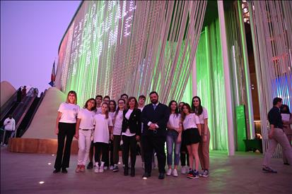 Il vicepresidente Carloni con gli studenti del Liceo Cambi Serrani nel tour del Padiglione Italia a Dubai